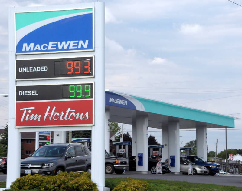 Motorists line up at the pumps at this MacEwen station in Long Sault, Ont. on Aug. 25, 2015 after gas prices fell below $1 a liter for the first time in recent memory. (Newswatch Group/Bill Kingston)